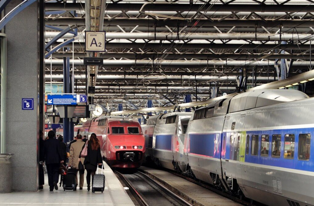 Grèves ferroviaires en France : le trafic sera « fortement perturbé » dans les trains de banlieue de la région parisienne lundi